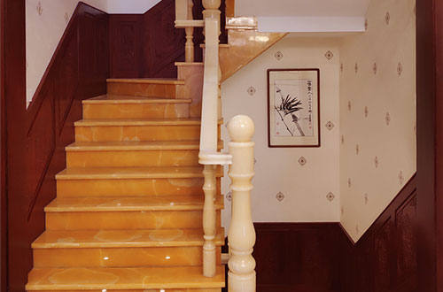 翰林镇中式别墅室内汉白玉石楼梯的定制安装装饰效果